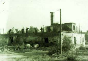Vyhořelý obecní hostinec 1967